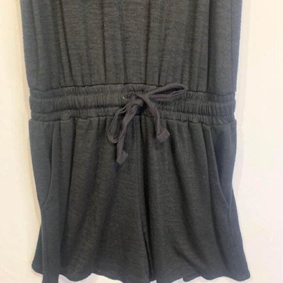 WOMAN’S stretchy jumper. Shorts with pockets. Drawstring. Size medium 8/10. - Picture 3 of 10